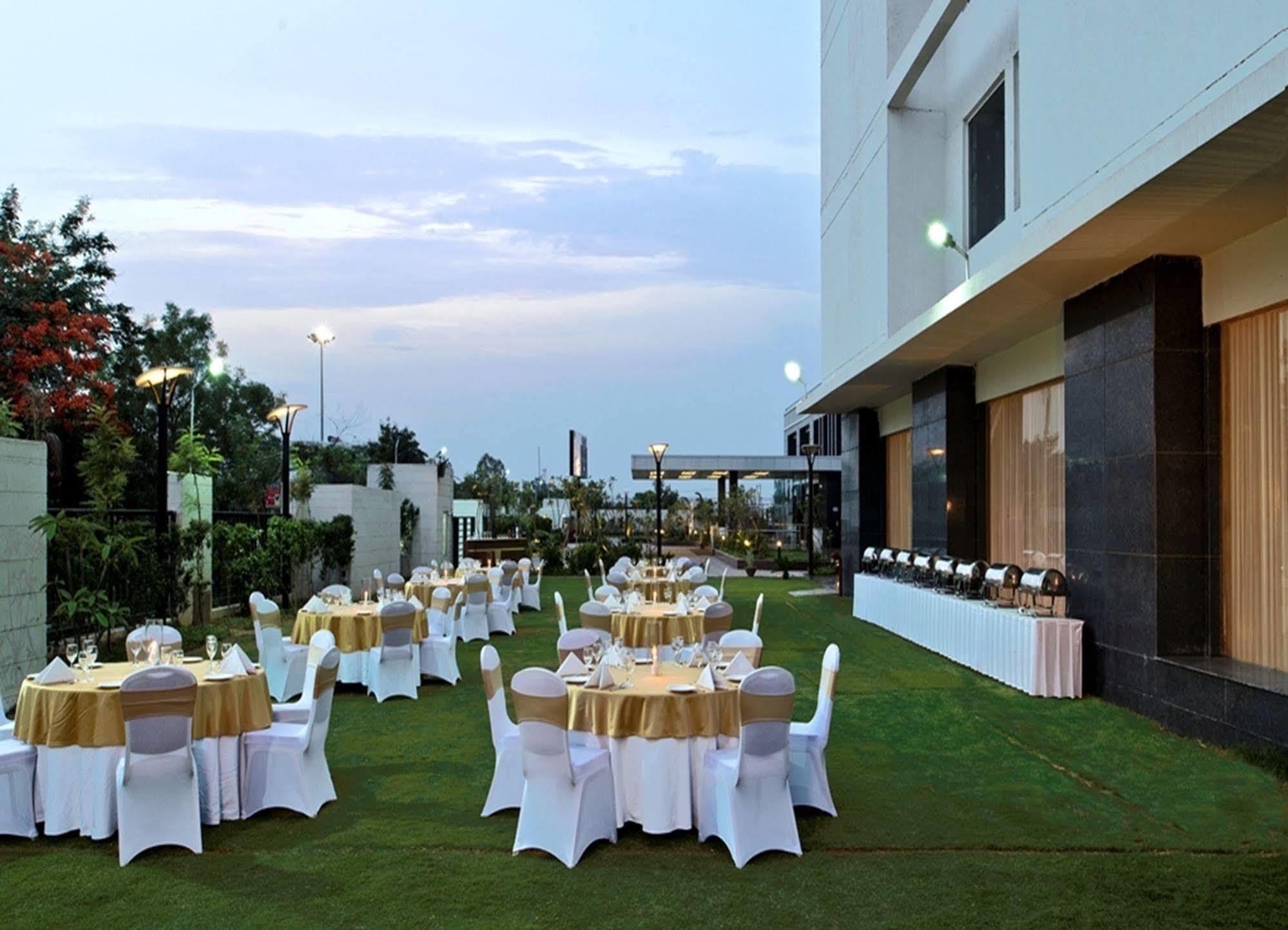 Red Fox By Lemon Tree Hotels, Bhiwadi Bagian luar foto